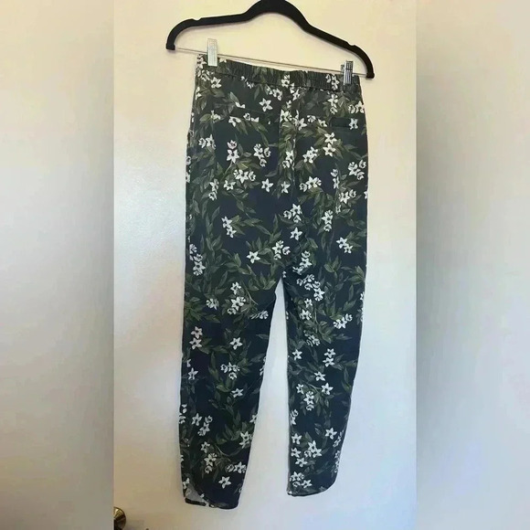 Marine Layer Allison Pant in a Floral Print - Picture 4 of 6